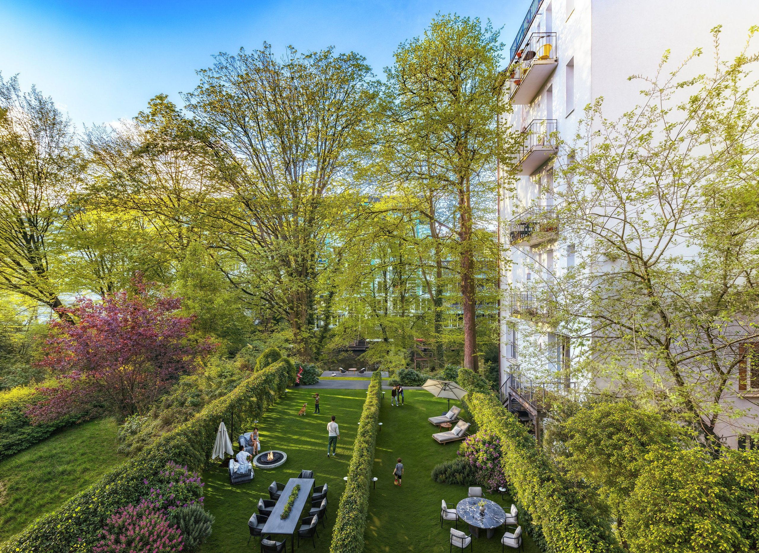 3D visualization of the Andreasstraße garden showcasing neatly landscaped pathways, seating areas, and residents enjoying the outdoor space.