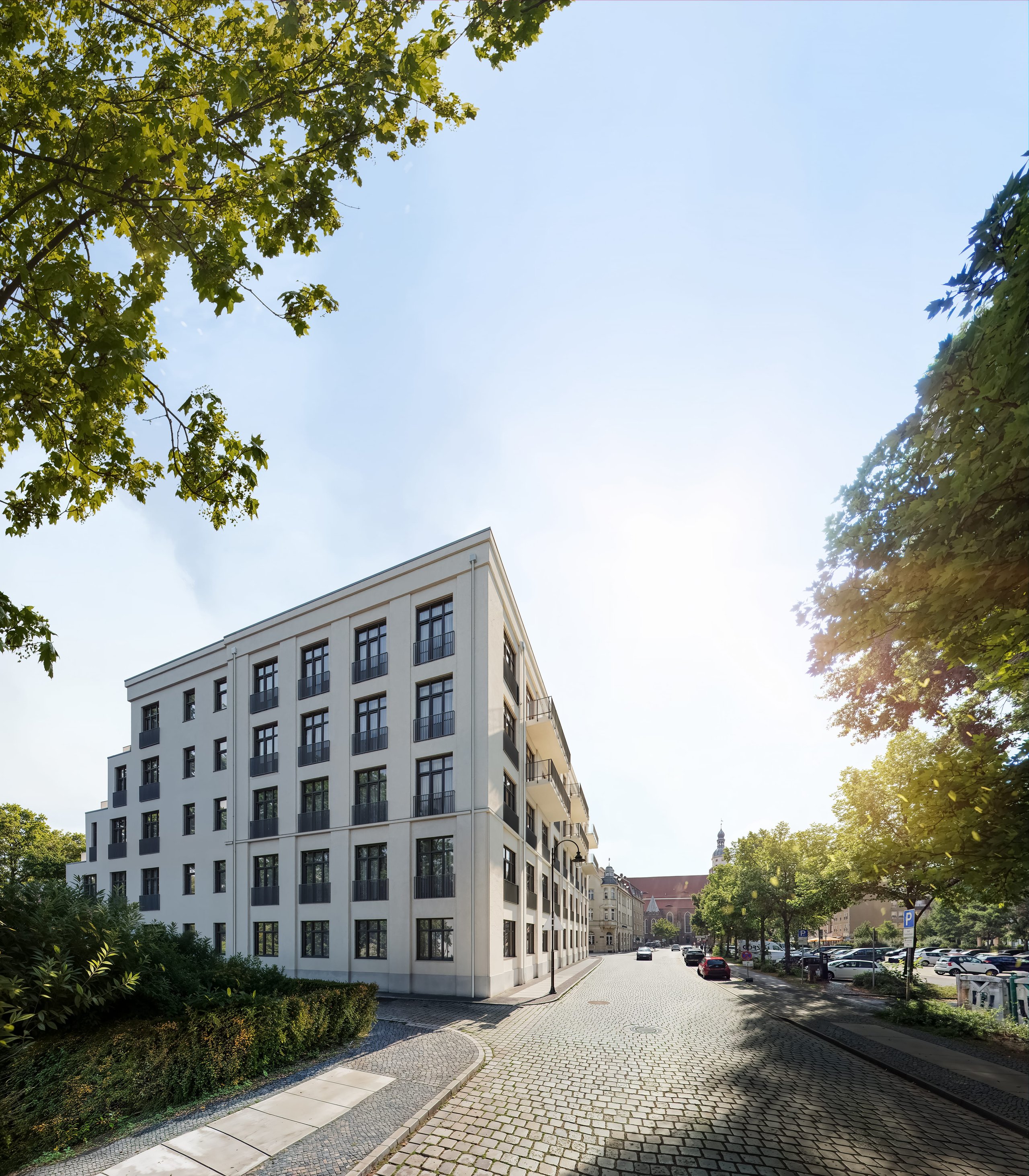 Fotorealistische 3D-Visualisierung des restaurierten Mehrfamilienhauses in der Kreuzgasse, Cottbus, die die Fassade des Gebäudes und die Integration in die städtische Umgebung zeigt.